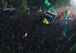 تجمع خیل عظیم عزاداران عراقی در تشییع پیکر مطهر رهبر شهید انقلاب در نزدیکی میدان ثوره العشرین نجف اشرف